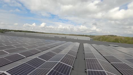 Solarpark-Auf-Dem-Dach-Eines-Industriegebäudes,-Gefilmt-Mit-Einer-FPV-Drohne