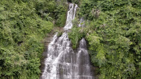 Wunderschöner-Waldwasserfall,-Der-über-Felsige-Berghänge-Kaskadiert,-4k-Luftbild