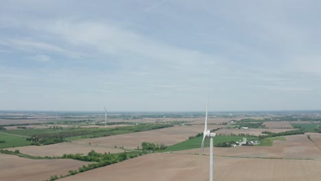 Absteigende-Luftaufnahme-Von-Der-Drohne-Eines-Massiven-Windkraftgenerators