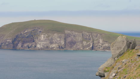 Panoramic-view-overlooking-Dingle-Peninsula-and-sea,-Ireland,-on-sunny-day