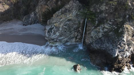 Große-Sur-Kalifornien-Schöne-Aussicht-Mit-Wasserfall