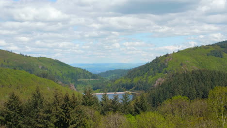 Panoramablick-über-Das-Loire-Tal-Mit-üppigen-Alpinen-Berghängen-Und-Klaren-Blauen-Seen