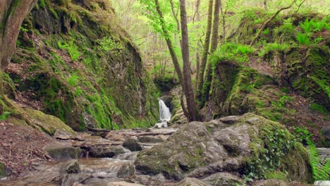 Kleiner-Wasserfall,-Der-Durch-Das-Als-Gorges-Du-Désert-Bekannte-Loire-Tal-Fließt