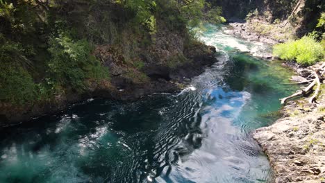 Atemberaubender-Blauer-Fluss-In-Der-Wildnis-Von-Patagonien,-Argentinien