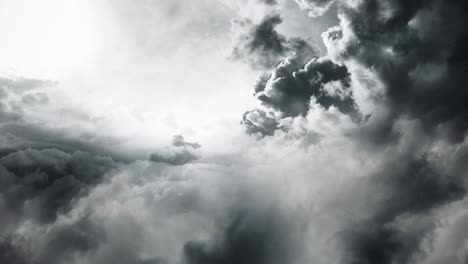 Una-Tormenta-Que-Estaba-Ocurriendo-Detrás-De-Las-Espesas-Nubes-Cumulonimbus-En-El-Cielo