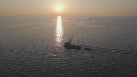 Malerisches-Sonnenlicht-über-Dem-Ijsselmeer-Mit-Fischerboot-Auf-Dem-Wasser