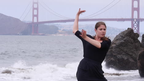 Lyrische-Bewegung-Von-Interpretativem-Tänzer,-Beach-Flow,-Golden-Gate-Bridge