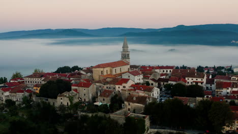 Casco-Antiguo-De-Stari-Grad-Con-Iglesia-Parroquial-Sobre-Buzet-Durante-La-Mañana-Brumosa-En-Croacia