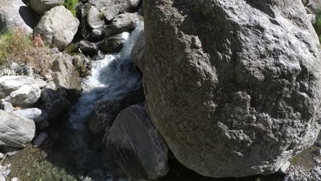Felsiges-Flussbett-Durch-Kristallklares-Wasser-In-Zeitlupe