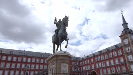 View-around-Statue-of-Philip-III-in-Plaza-Mayor-in-a-cloudy-background,-Madrid,-Spain