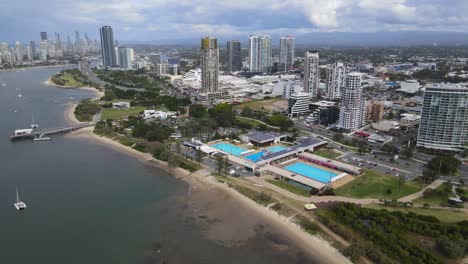Broadwater-Parklands-And-High-rise-Buildings-Along-The-Broadwater-Of-Southport-In-Queensland,-Australia
