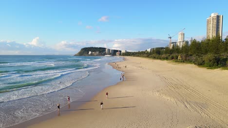 Touristen,-Die-An-Der-Uferpromenade-Von-Burleigh-Beach-In-Gold-Coast,-Australien,-Laufen