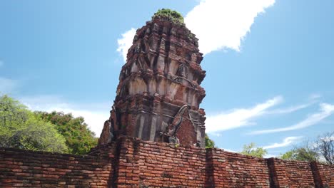 Toma-Estática:-Templo-Budista-En-La-Antigua-Ciudad-Histórica-De-Ayutthaya-Tailandia-Que-Parece-Estar-Cayendo