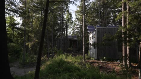 Kleine-Moderne-Häuser-In-Einem-Malerischen-Wald---Mittlerer-Schuss