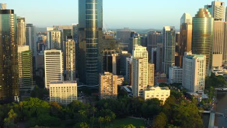 Vista-Aérea-De-Edificios-Residenciales-Cerca-De-Los-Jardines-Botánicos-De-La-Ciudad-De-Brisbane-Por-La-Mañana,-Qld-Australia