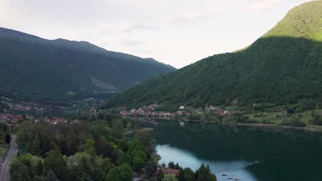 Drohne-Fliegt-über-Den-See-Endine-Mit-Den-Bergen-Im-Hintergrund,-Lombardei,-Italien