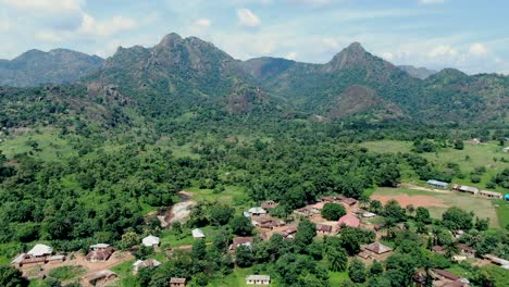 Das-Tropische-Dorf-Yashi-Im-Nigerianischen-Staat-Nasarawa---Luftaufnahme-Der-Siedlung-Und-Der-Schroffen-Berge