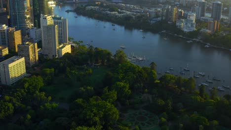 Aerial-view-of-Brisbane-river-and-City-Botanic-Gardens-during-Sunrise,-QLD,-Australia