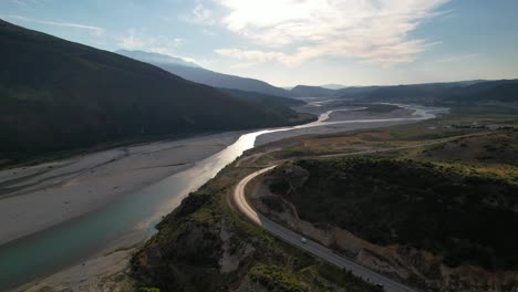 Schöne-Flusslandschaft-Am-Abend-In-Albanien,-Berge-Und-Bewölkter-Himmelhintergrund