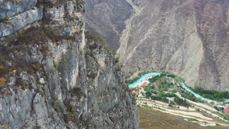 Dramatische-Berglandschaft-Mit-Einem-Fluss-Und-Einer-Kurvigen-Autobahn-Im-Hintergrund,-Mexiko,-Tolantongo