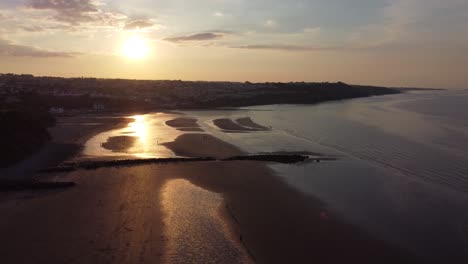 Sonnenuntergang-Strahlen-Feurig-Goldene-Farben-über-Entspannende-Strand-Ozean-Küstenlinie-Luftbild-Langsam-Vorwärts-Links