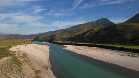 Breites-Tal-Des-Wilden-Flusses-Vjosa-Mit-Smaragdgrünem-Wasser,-Das-Durch-Berge-Und-Felder-In-Albanien-Fließt