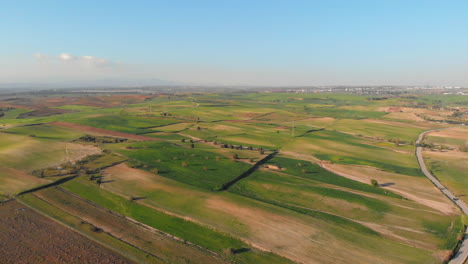 Luftaufnahme-Eines-Bauernhofs-In-Einer-Wunderschönen-Landschaft-An-Einem-Sonnigen-Tag