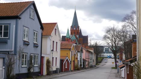 Vista-De-La-Iglesia-De-San-Pedro-Desde-Un-Pueblo-En-Vastervik,-Kalmar,-Suecia