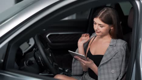 Stylish-woman-can't-start-the-car-calling-service-via-tablet
