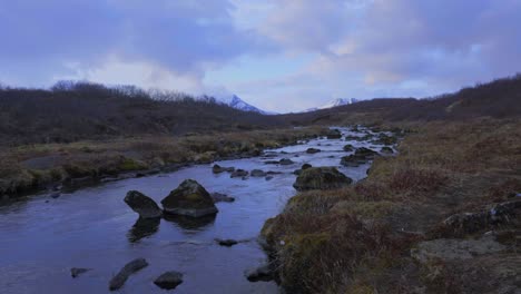 Ampliar-La-Toma-Del-Tranquilo-Río-Bruara-En-Islandia-Rodeado-De-Rocas-Y-Plantas-Naturales-Durante-El-Día-Nublado