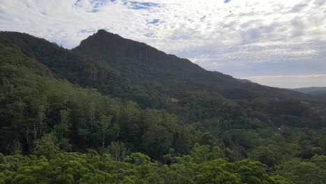 üppiger-Grüner-Wald-Und-Weiße-Wolkenlandschaft-Im-Currumbin-Valley-Im-Südosten-Von-Queensland,-Australien
