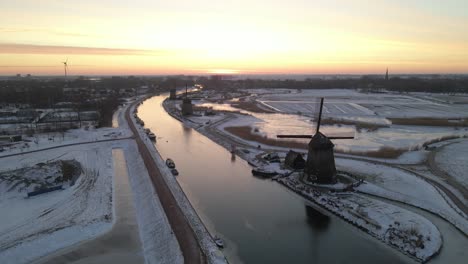 Magischer-Sonnenaufgang-An-Berühmten-Windmühlen-In-Holland-Während-Der-Wintersaison