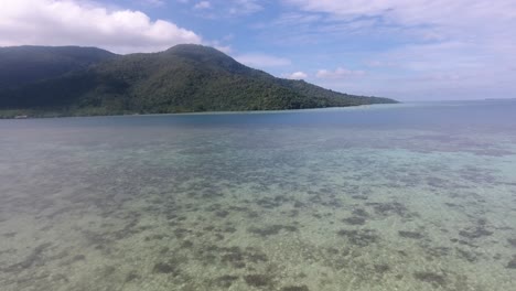 Drohnenkamera-Bewegt-Sich-Vorwärts-Oder-Dolly-über-Den-Wunderschönen-Strand-Der-Insel-Karimun-Jawa