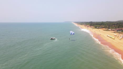 Goa-Sinquerim-Beach-Drone-Vogelperspektive-Paragliding-In-Goa-Zoom-Outshot