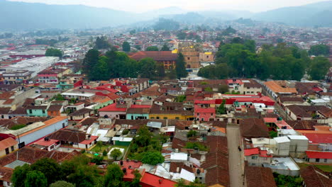 Rotating-drone-shot-of-San-Cristobal-de-las-Casas-Mexico,-streets-and-buildings