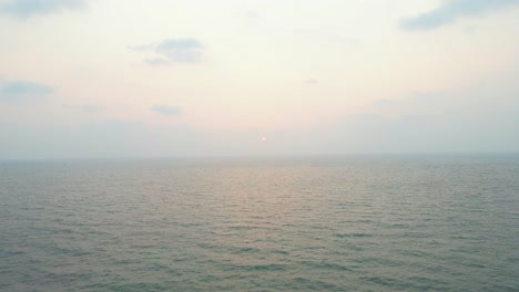 Goa-Sinquerim-Candolim-Beach-Drone-Vogelperspektive-In-Den-Sonnenuntergang-Sonnenaufgang-Drohne-Zurück