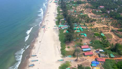 Arambol-Goa-Beach-Drone-Disparó-Barcos-Barcos-En-Playa-Vacía-Vista-De-Pájaro