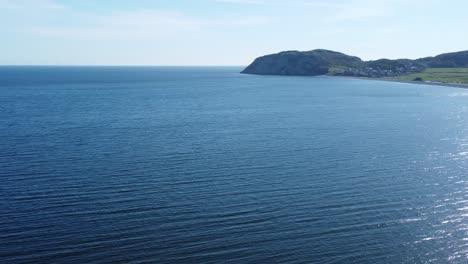 Reluciente-Azul-Mar-Irlandés-Llandudno-Norte-De-Gales-Costa-Antena-Paseo-Marítimo-Resort-Panoramización-A-La-Derecha