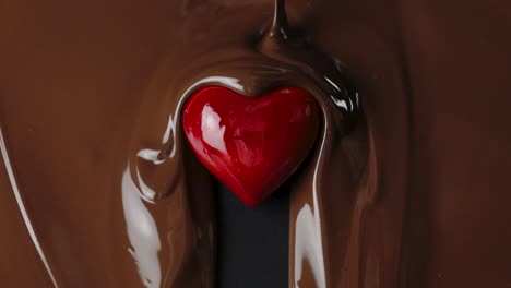 Milchschokolade-Tropft-In-Zeitlupe-Auf-Rotes-Herz