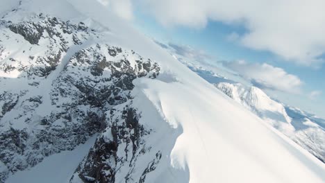 Massive-Schneeschicht-Auf-Dem-Berggipfel-Im-Fpv-Drohne-Flyby-Shot