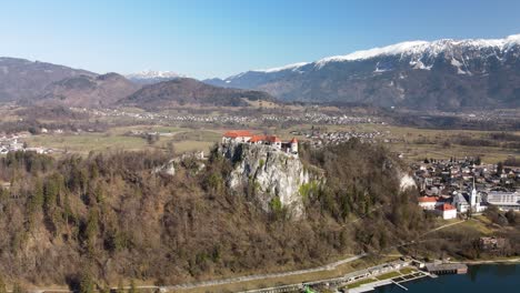 Castillo-De-Cuento-De-Hadas-En-La-Colina,-Castillo-Sangrado,-Alpes,-Eslovenia