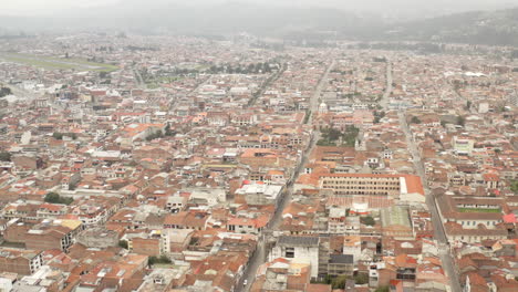 Leere-Stadt-Cuenca,-Ecuador,-Während-Der-Sperrung-Der-Covid19-pandemie-Aus-Drohnenperspektive