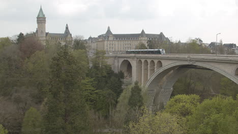 Tranvía-Circulando-Por-El-Puente-Adolphe-Hacia-La-Parte-Antigua-De-La-Ciudad-De-Luxemburgo