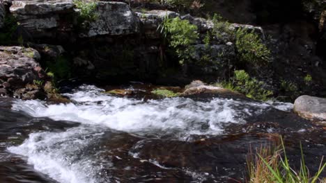 Schöner-Fluss-An-Der-Spitze-Eines-Wasserfalls-In-Neuseeland