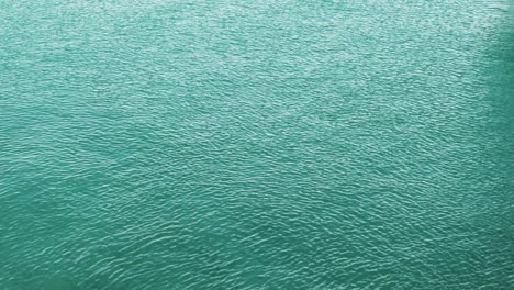 Tropisches-Blaues-Türkisfarbenes-Wasser-Am-Küstenhafen,-Windwehende-Meeresoberfläche