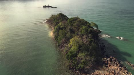 Rechter-Orbit-Aus-Der-Luft,-Vogelperspektive-Auf-Eine-Kleine-Tropische-Insel-Mit-Kleinem-Strand-Und-Felsiger-Küste