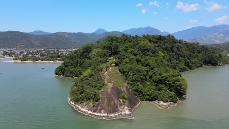Panorámica-Destacando-Morro-Do-Forte-En-Medio-De-La-Selva-Tropical-Atlántica-En-Paraty,-Río-De-Janeiro,-Brasil