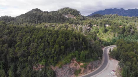 Carretera-Escénica-En-Bosque-Montañoso-En-Villa-La-Angostura,-Patagonia