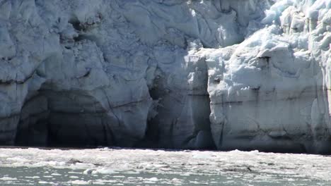 Geschmolzenes-Eis,-Das-In-Den-Gewässern-Der-Bucht-Am-Fuße-Des-Margerie-Gletschers-Schwimmt