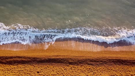 Kontrastierende-Vogelperspektive-Aus-Der-Luft-über-Dem-Goldenen-Sandstrand-Von-Kent-Beach-Weiße-Schäumende-Wellen